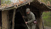 045 .丛林小屋的门窗制作,雨天 - 篝火烹饪 EP.09