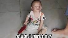 家里有小孩的注意了，如果小孩整天玩手机打游戏  快看这个乒乓球训练器，在家里就可以打乒乓球，每天带着