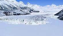 来古冰川是由6条冰川组成，最大的一条是雅龙冰川，主峰海拔6000米，冰川长度12公里，望眼看去整个冰