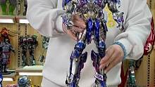 合金版的变形金刚擎天柱，拿在手里好重！