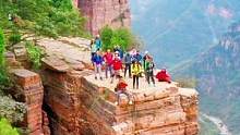 坐上开向河南的列车，抵达太行脚下，走过马武寨，穿过抱犊村天险一线天，你将会看见八百里巍巍太行的壁立千