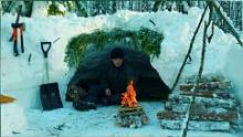 俄罗斯丛林露营，挖了一个避雪洞过夜，深夜独自在篝火旁取暖#户外#露营#解压#助眠#治愈#庇护所#野外