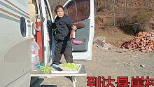 30多岁光棍流浪中国，饿着肚子出发悬崖村，国道边找个空地做饭