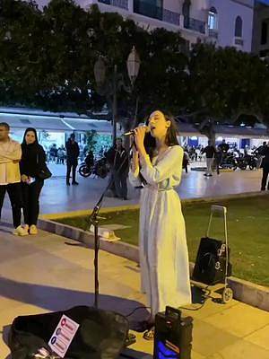 摩洛哥友人在当地街头唱起了中文歌曲《勇气》，得到当地居民喜爱！