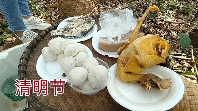 清明节,这家人做一桌丰盛的菜,全家上山扫墓祭祖