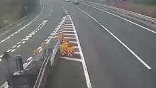 高速分岔口强行压实线变道 车子表示“很受伤”（供稿：台州高速交警） #道路千万条安全第一条 #高速行