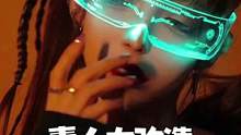 震惊，女路人赛博朋克风大变装