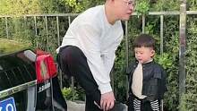 鞋让车拉跑了，而你的儿子真淡定……