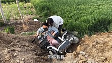 怀着身孕被摔沟里了，关键还被电动车压着，女婿也不敢告诉丈母娘