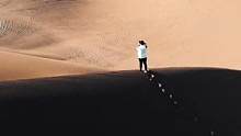 “只有荒凉的沙漠 没有荒凉的人生”5月我们还会去离城市最近的沙漠——库木塔格沙漠 ，下一个模特就是你