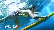 Bruna Schmitz冲浪事业上有自己造诣，傲人的身材使得模特成为她的第二个职业#stay伴奏 