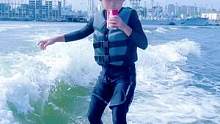人类高质量男孩，的第5次玩尾波冲浪：喝着可乐刷着浪，再来个摸头杀！秀了！#尾波冲浪 #冲浪 #水上运