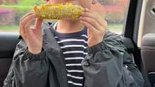 #吃东西样子真可爱 不爱吃零食的小伙子 放学都让妈妈带玉米给他啃哈哈哈哈哈哈