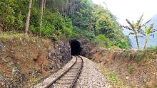 发现米轨铁路隧道，是最原始的状态，没有经过装饰加固！