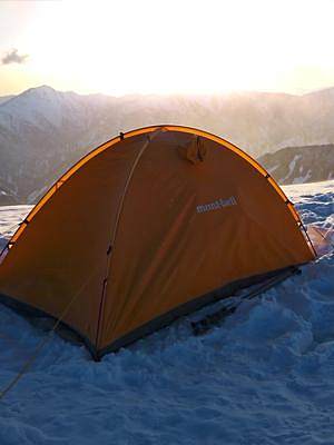 应该很少有人看过雪山上的日出吧！我在狂风呼啸的帐篷里躲了一晚，只为等待那一抹朝阳… 
#我的旅行日记
