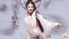 “月里嫦娥难到此，九天仙子怎如斯。”你可能永远不知道在路上擦肩而过的人穿上#汉服 能有多仙#中国华服