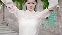#白头吟 #舞蹈 #古典舞 寻常巷陌，古老围墙；乘兴信步，轻舞飞扬。#记录美好生活 @DOU+小助手