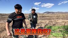 本以为今天发财了，结果挖点野菜差点挨揍，这不是大水冲了龙王庙，一家人不认识一家人了吗！ #农村搞笑生