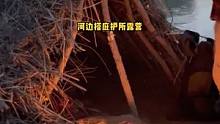 独自河边搭建庇护所露营野餐过夜。#户外技能 #庇护所 #户外露营 #户外野餐 #户外休闲 #户外生活