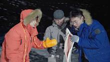 真·土里刨食吃！北极雪地挖出三文鱼，配上雪水火锅汤底好吃吗？