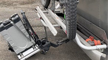 房车的自行车架居然脱落了，战损严重啊今天