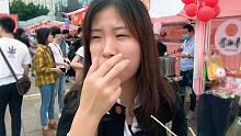 广东小姐姐试吃四川小吃，不辣的吃不过瘾，又要了一份微辣的