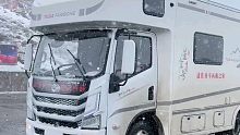 正赶上下大雪！房车开到了4700多海拔的色季拉山 济南房车