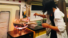 房车里做饭，太危险了