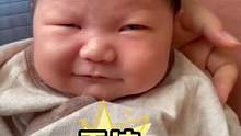 爸爸无意间拍到宝宝坏笑，当时就给整懵了#一脸无辜一脸懵 #婴儿笑 