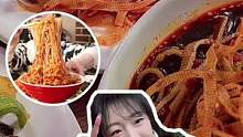 佳木斯冷面拌着吃 是酸甜偏甜的口感 还有烤饼夹串 锅包肉都超酥脆呀#跟着抖音去探店 #佳木斯拌面 #