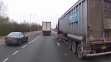 奥迪A6高速正常行驶，被大卡车前行加塞，这事你怎么看！#奥迪 #卡车