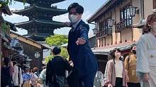 西装男子京都街头翻跳神的随波逐流！#舞蹈 #跳舞 #街舞 #穿着西装去跳舞