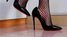 #大长腿 #高跟鞋 #网袜 如果我惹你生气了，对不起，我不改，记住了吗？