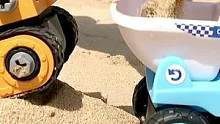 挖掘机帮翻斗车挖沙咯，小朋友们你们见过吗#翻斗车玩具 #玩具 #儿童玩具 #挖掘机#挖掘机视频 #热