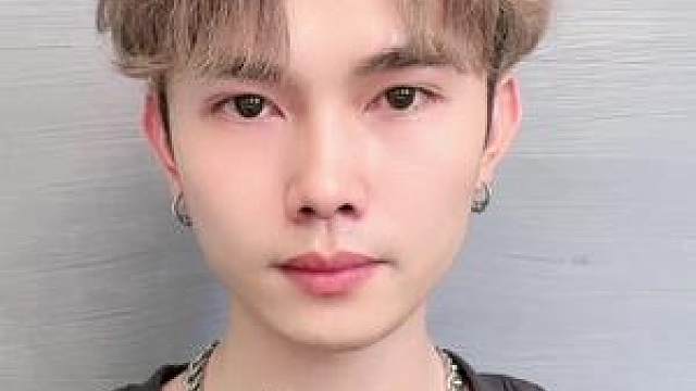 有小夹板的男生千万不要试这款发型,我怕你帅的没朋友