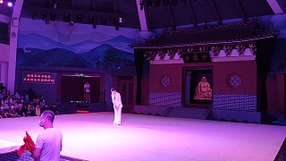 嵩山少林寺武术表演，UP主居然也到场上跟武僧切磋了！