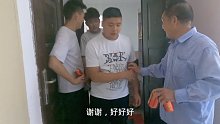 大爷一个人在家，阿董一群人帮他抬东西到三楼，谁都有老的那一天