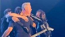 终于找到这段视频 老詹台上动情伤感 所有METALLICA队员来拥抱他 观众也鼓励他  ，动容！