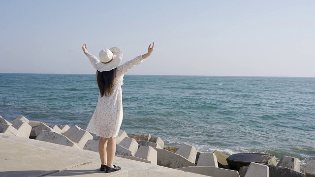 4k夏日美女穿裙子在海边放假享受