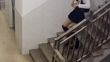 男子扮女装专偷高跟鞋，画面曝光网友直呼：比我还女人