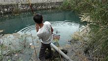 野钓：被高墙围住的深潭，小明刚下竿就猛咬钩，收获惊喜了