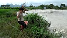 小明趁着发洪水往河里放夜钓竿，第二天惊喜连连，收获太棒了