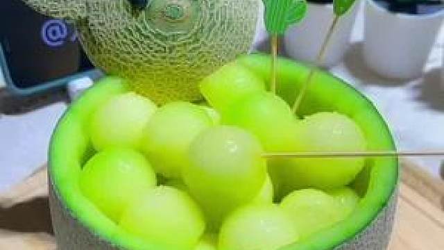 把哈密瓜做成小熊的样子,吃哈密瓜的仪式感不就有了吗~ #哈密瓜小熊