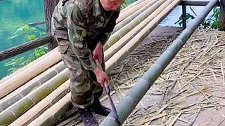 制作竹排，  竹排是古代最早的水上交通工具