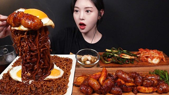 韩国美食吃播Boki今天吃炸鸡拉面！