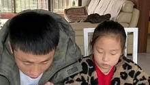 最近挺累的，谢谢你能替爸爸考虑，谢谢你，我亲爱的女儿……#小助手 #搞笑父女 #父女日常 