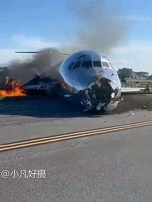 美国：一架151人客机与地面设施相撞起火!
当地时间21日，一架来自多明尼加共和国的麦道MD82客机