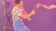 Harry Styles：唱着唱着麦丢了
