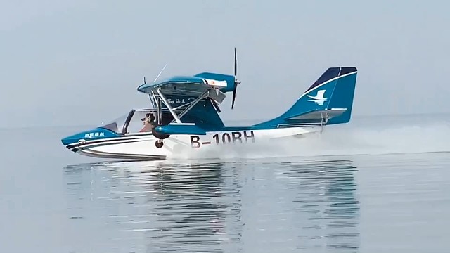 水陆两栖海王轻型运动飞机水上飞行展示