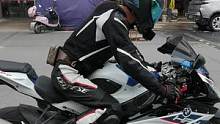 机车这玩意不但费油，还费胎。#机车 #摩托车 #宝马s1000rr 